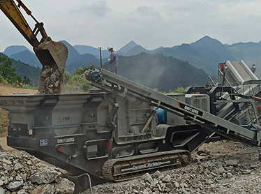 廣東清遠時產(chǎn)180-220噸石灰石履帶式移動破碎生產(chǎn)線